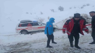 Siirtte kardan kapanan yolda mahsur kaldığı araçlar kurtarıldı