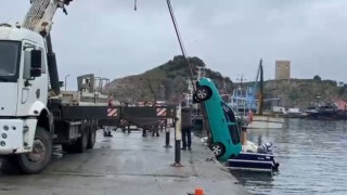 Şile Limanında gece saatlerinde denize düşen otomobil çıkartıldı