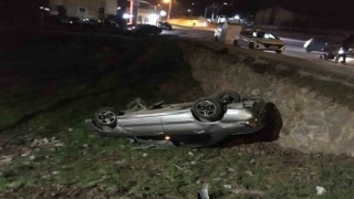 Sitenin bahçesine düşen otomobilden alkol şişesi çıktı: 1 ağır yaralı