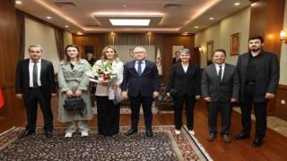 Sivas Valisi doktor eşinin 14 Mart Tıp Bayramını makamında çiçekle kutladı