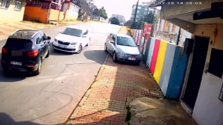 Sultanbeylide ilginç kaza, manevra yapmaya çalışırken araca çarptı