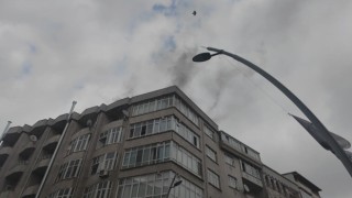 Sultangazide 5 katlı binada korkutan yangın: Mahsur kalan 3ü çocuk 7 kişi kurtarıldı