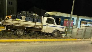 Sürücüsünün direksiyon hâkimiyetini kaybettiği kamyonet tramvay durağına çarptı