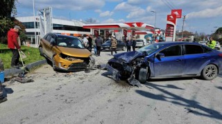 SUV tarzı araç ile otomobil kafa kafaya çarpıştı: 2 yaralı