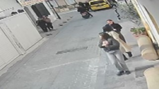 Taksi sürücüsünün, motosiklet sürücüsüne dehşeti yaşattığı anlar kamerada