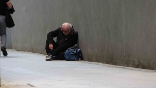 Taksimde aynı yerde 2. kez yakalanan dilencinin çorabından 880 TL çıktı