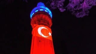 Tarihi Beyazıt Kulesine Türk bayrağı yansıtıldı
