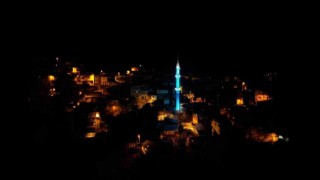 Tarihi cami ışıklandırmasıyla göz kamaştırıyor