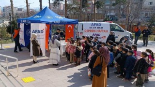 Tarihi Murat Köprüsünde deprem farkındalık standı kuruldu