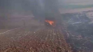 Tarlasını sürdüğü traktör alev alev yandı