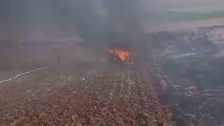 Tarlasını sürdüğü traktör alev alev yandı