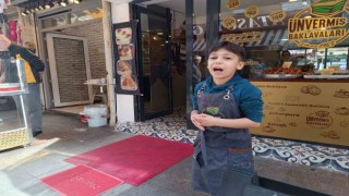 Tatlıcı 8 yaşındaki Emre görenlerin sevgisini kazanıyor