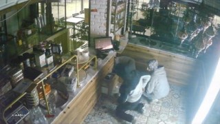 Tatlıcıdaki hırsızlık anı kamerada: 4 bin TL ve SMA bağış kumbarasını çaldılar