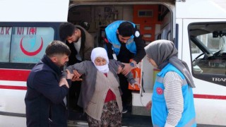 Tatvanda 62 yaşındaki Sakine nine ambulansla oy kullandı