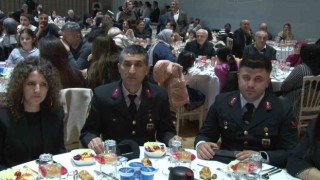 TBMM Milli Savunma Komisyonu Başkanı Hulisi Akar, Eyüpsultanda şehit aileleri ve gazilerle iftar yaptı