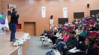 Teknoloji lideri ETÜlü öğrencilerle bir araya geldi