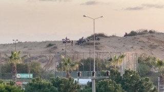 Tel örgüyle çevrili koruma altındaki sit alanında Off-Road yapıp kum zambaklarına zarar veriyorlar