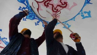 Tıbbiye Camiinin duvarlarına Osmanlı ve Rûmî motifleri işleniyor