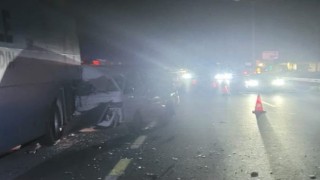 Ticari araç seçim otobüsüne ok gibi saplandı: 1 ölü