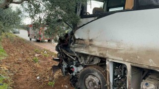 Tır ile servis minibüsü çarpıştı: 5 yaralı