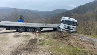 Tır şarampole yuvarlanmaktan son anda kurtuldu