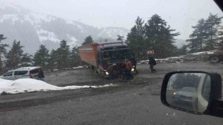 Tır virajı alamadı, yol ulaşıma kapandı