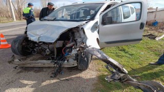 Tıra çarpan hafif ticari aracın sürücüsü ağır yaralandı