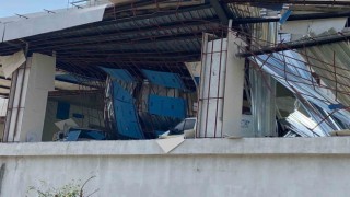 Tırın çarptığı otelin demir gölgeliği çöktü, 2 otomobil zarar gördü