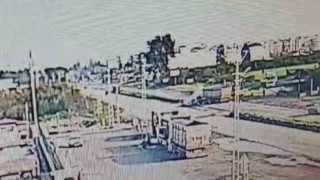 Tırla çarpışan motosikletteki 2 kişinin uçtuğu anlar kamerada