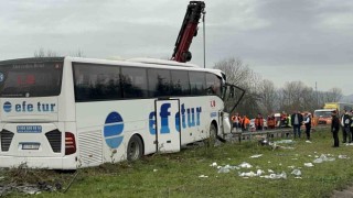 Tırla çarpışan otobüs refüje çıktı: 1i ağır 15 yaralı