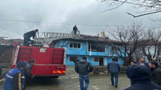 Tokatta mumdan çıkan yangın evi kullanılamaz hale getirdi