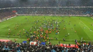 Trabzon'da maç sonu saha karıştı