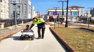 Trafik ekiplerinden çocuklara uygulalı eğitim