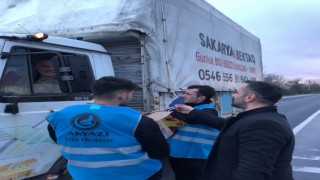 Trafikte kalan sürücülere iftariyelik dağıttılar