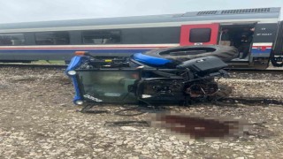 Traktör ile yolcu treni çarpıştı: 1 ağır yaralı