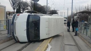 Tramvay yolundan giderken devrilen minibüs seferleri aksattı