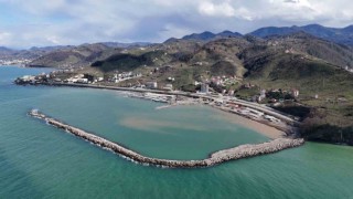 Türkiyenin en büyük balıkçı barınağının inşaatı sürüyor