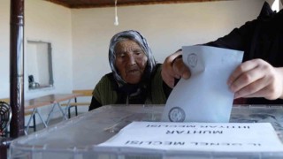 Türkiyenin en yaşlı seçmeni 117 yaşındaki Arzu nine oyunu kullandı