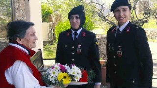 Türkiyenin ilk kadın subayına Kadınlar Günü ziyareti