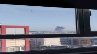 Tuzlada Kocaeli sınırında bulunan bir fabrikada yangın çıktı. Olay yerine çok sayıda itfaiye ekibi sevk edildi.