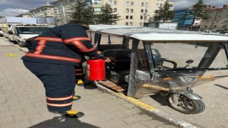 Üç tekerlekli mopedde çıkan yangın itfaiye tarafından söndürüldü