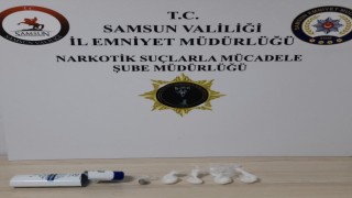 Uçaktaki yolcunun şampuan kutusundan uyuşturucu çıktı
