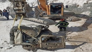 Uçurma yuvarlanan kamyonun sürücüsü öldü