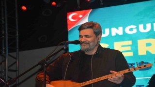 Uğur Işılak konserinde salon doldu taştı