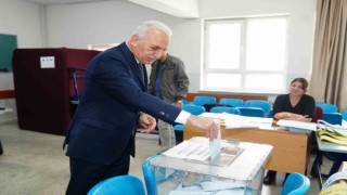 Ümraniye Belediye Başkanı İsmet Yıldırım, oyunu kullandı