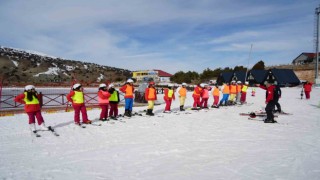 Üniversite öğrencileri ilk kayak heyecanını Ergan Dağında yaşadılar