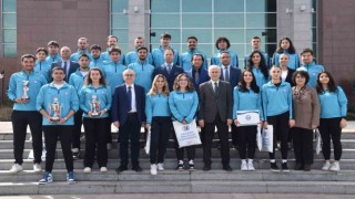 Üniversitelerarası Spor Müsabakalarında başarılı olan ESOGÜ sporcuları kupalarını Rektör Prof. Dr. Kamil Çolaka sundu