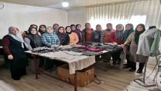 Ürettikleri kıyafetlerle ekonomiye katkı sağlıyorlar