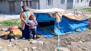 Uyuşturucu müptelası kocası tarafından darp edilip sokağa atılan kadın, çocuklarıyla çadırda yaşamaya başladı