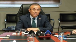 Vali açıklama yaparken çalıntı aracın yakalanma anı KYGS kameralarına yansıdı